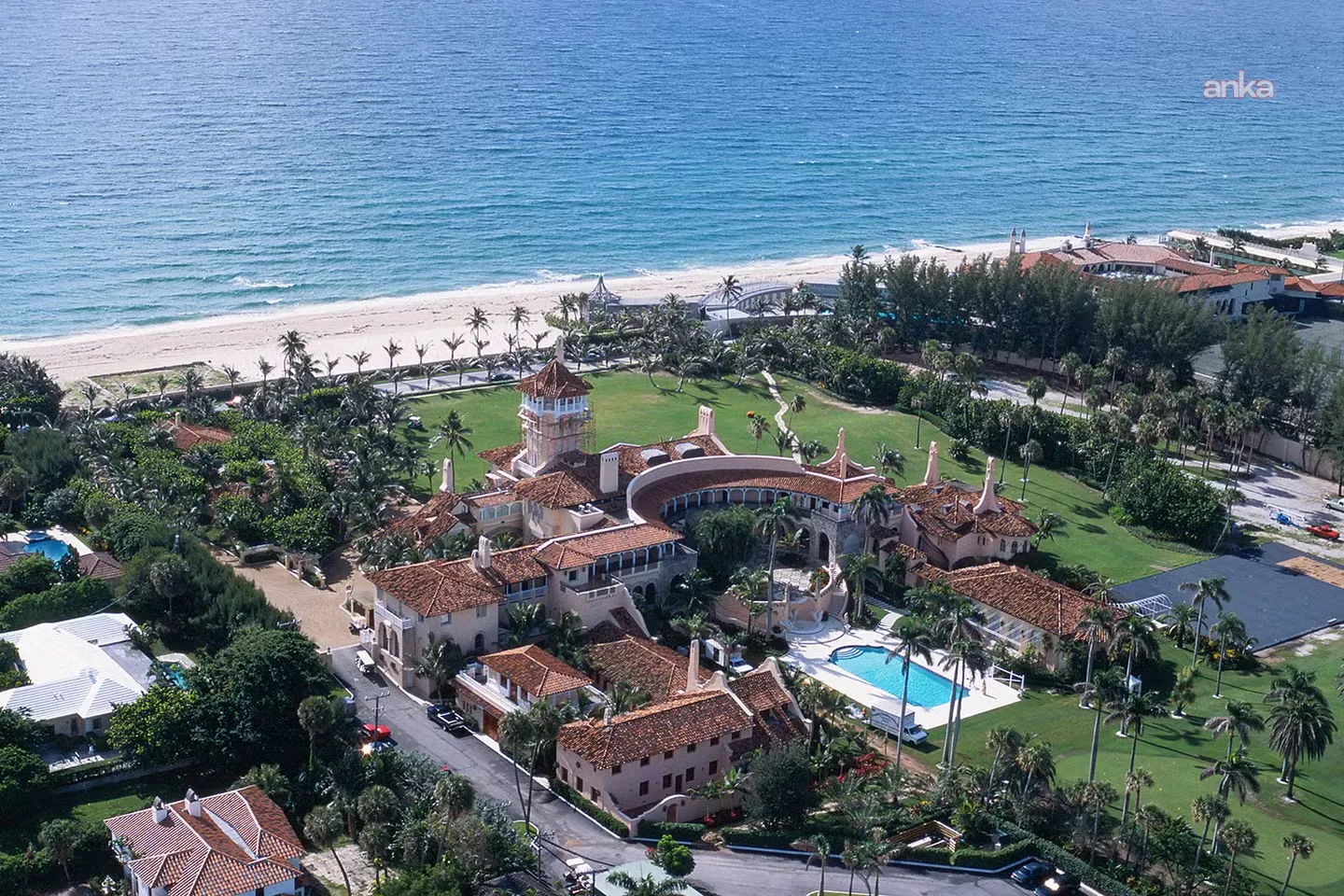ABD Gizli Servisi, ABD Başkanı Trump’ın, Mar-a-Lago’daki konutuna girmeye çalışan silahlı bir kişiyi vurarak öldürdü