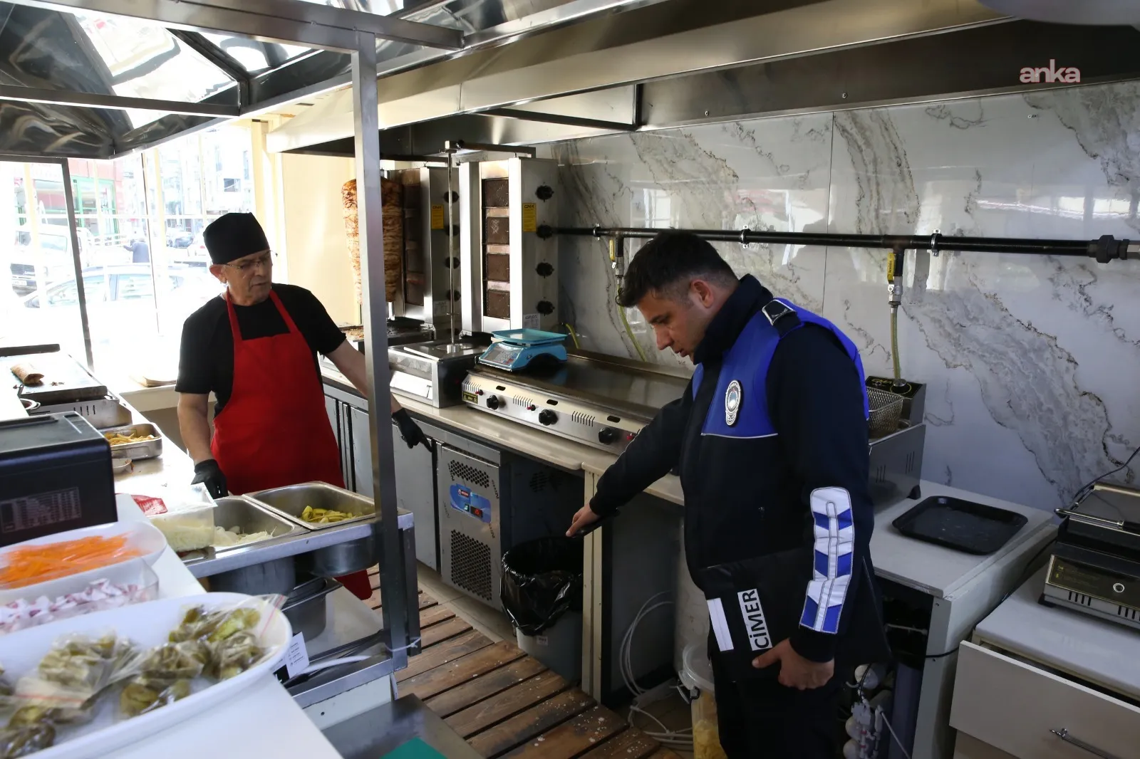 Çiğli Belediyesi Zabıtası’ndan ramazan denetimi