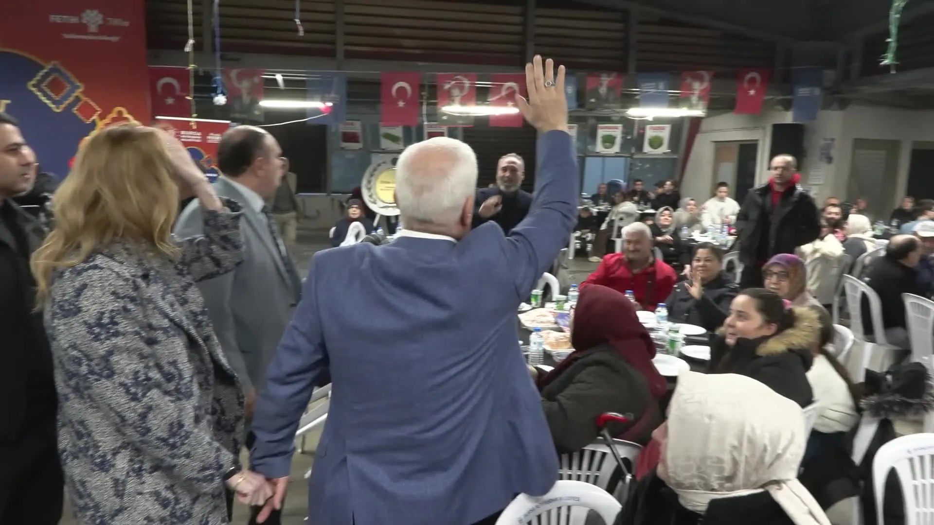 Bursa Büyükşehir Belediye Başkanı Bozbey, Osmangazi’de iftar sofrasında vatandaşlarla buluştu