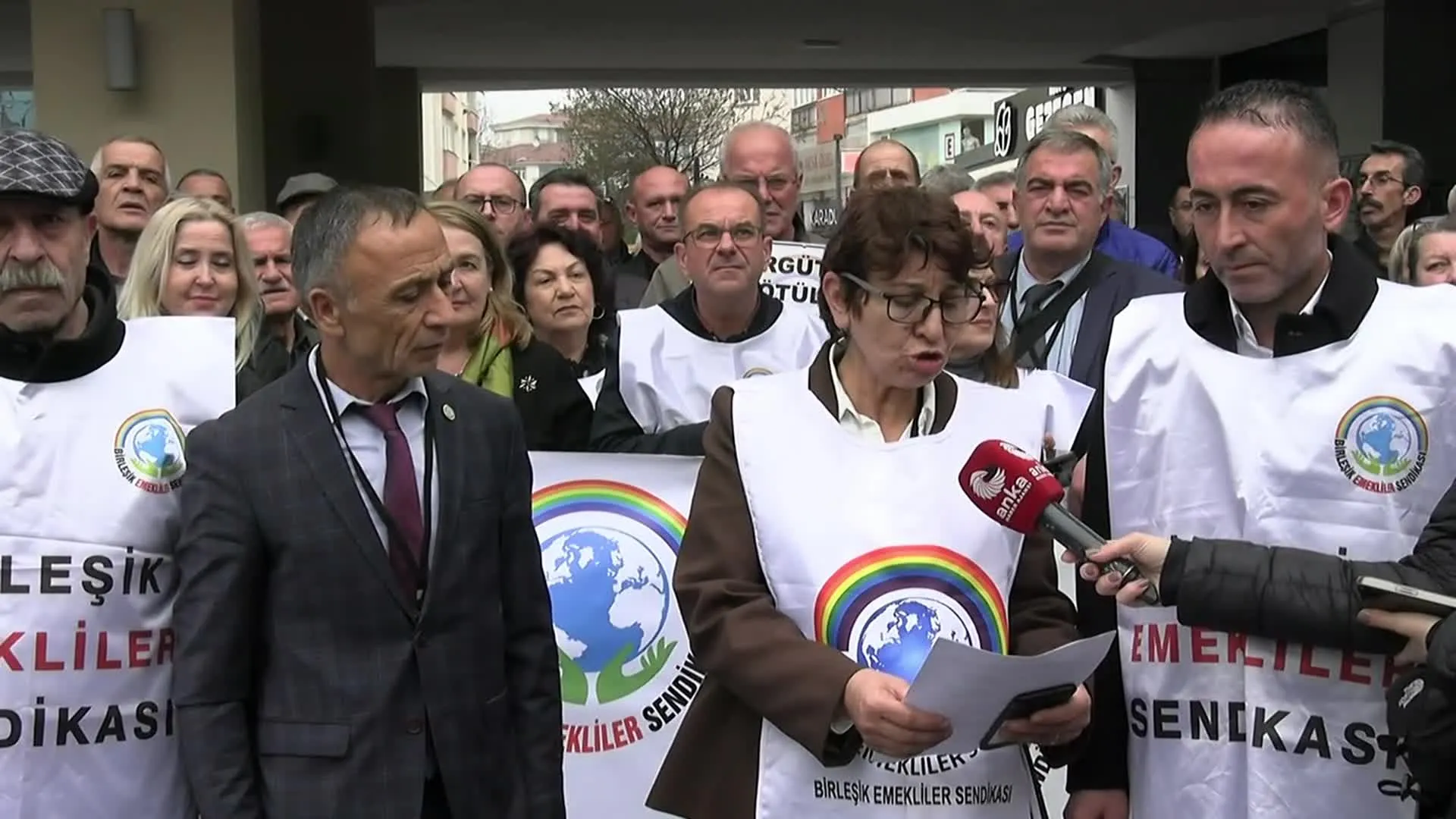 Emekliler Kartal’dan seslendi: Ocak’ta çay kaşığı ile verdiğinizi Şubat’ta kepçeyle aldınız… En düşük emekli aylığı 45 bin lira olmalı